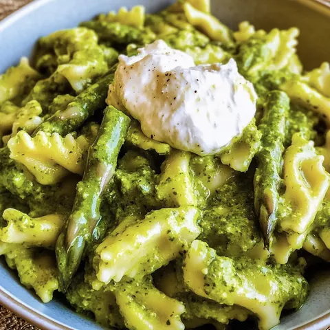 Pasta mit Bärlauchpesto, grünem Spargel und Burrata