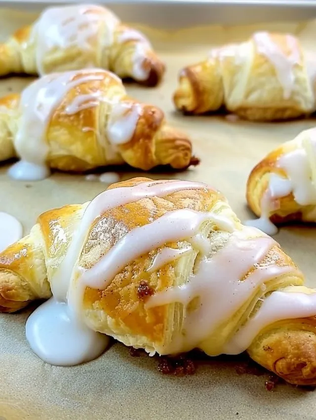 A tray of crescent cream cheese cinnamon rolls.